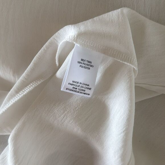 Elegant White Button-Up Blouse - Picture 5 of 5